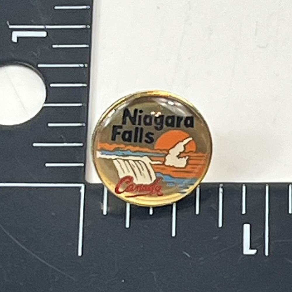 Niagara Falls Canada Souvenir Pin Badge Gold Tone Sunset Waterfall Scenic Lapel